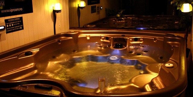 oslo swingers vip room hot tub